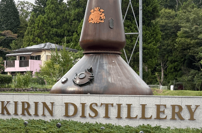 Alembik z logiem Kirin Destilery